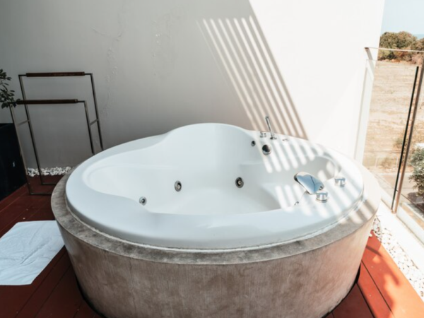 5 motivos para investir em uma banheira jacuzzi na sua reforma
