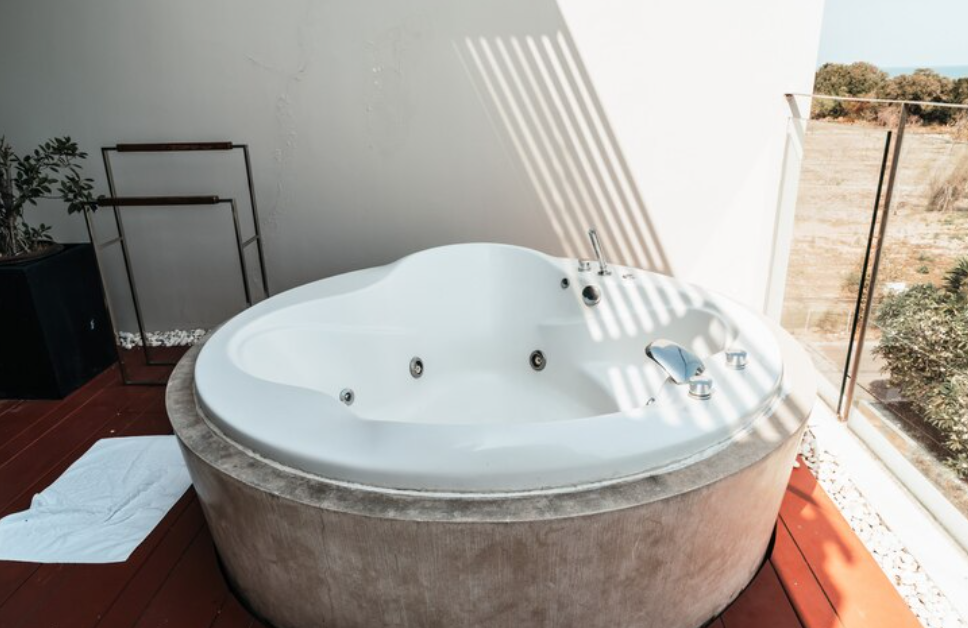 5 motivos para investir em uma banheira jacuzzi na sua reforma