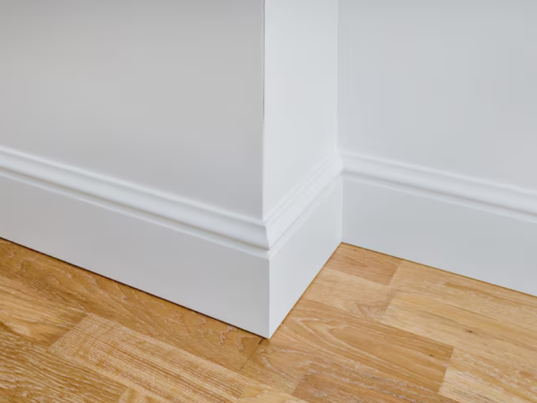 Rodapé de madeira ou poliestireno: qual a diferença e qual vale mais a pena?