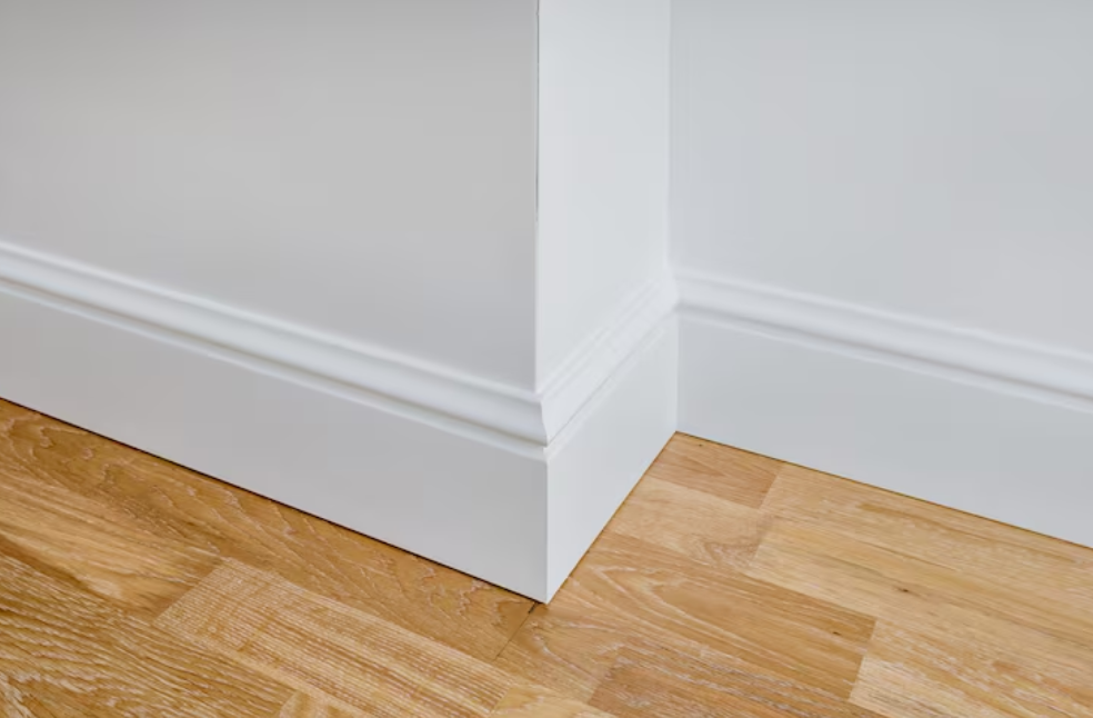 Rodapé de madeira ou poliestireno: qual a diferença e qual vale mais a pena?
